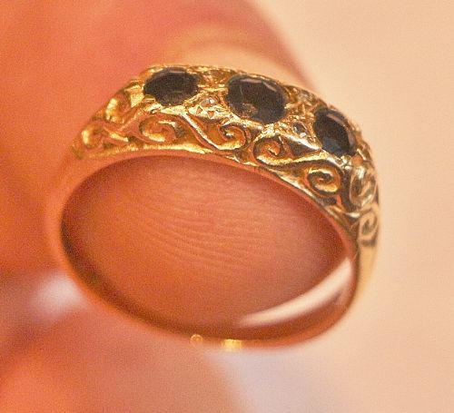 9 carat gold sapphire trio mounted ring