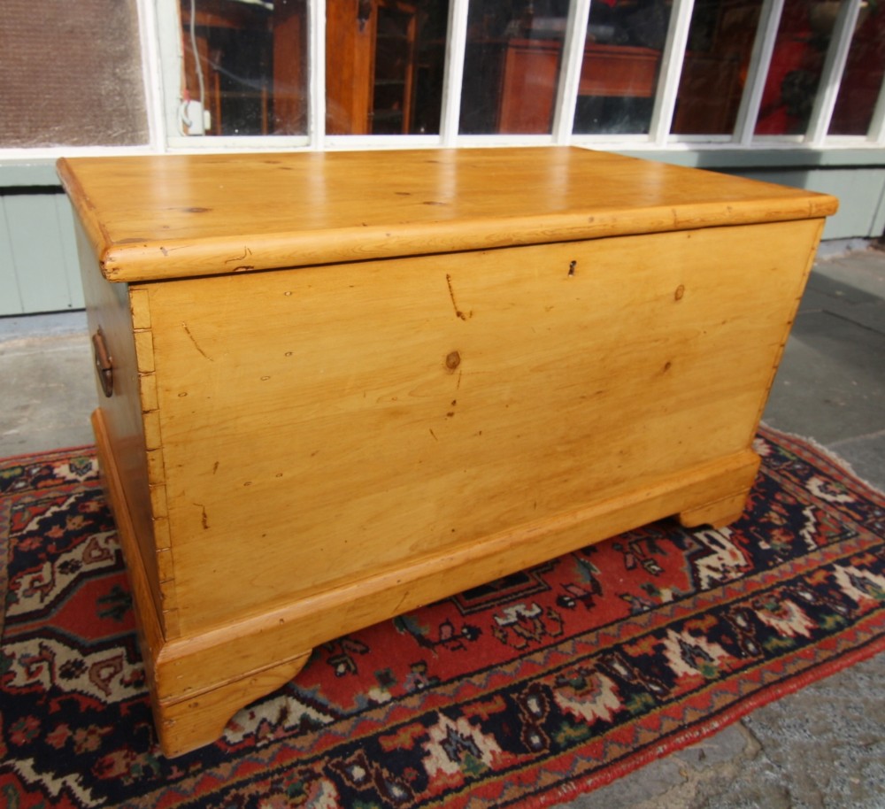 superb 19th century welsh pine bedding box