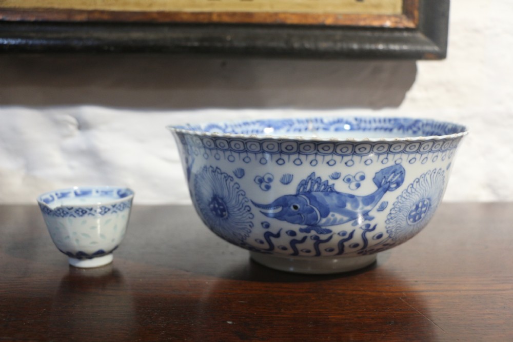 2 chinese bowls signed for restoration