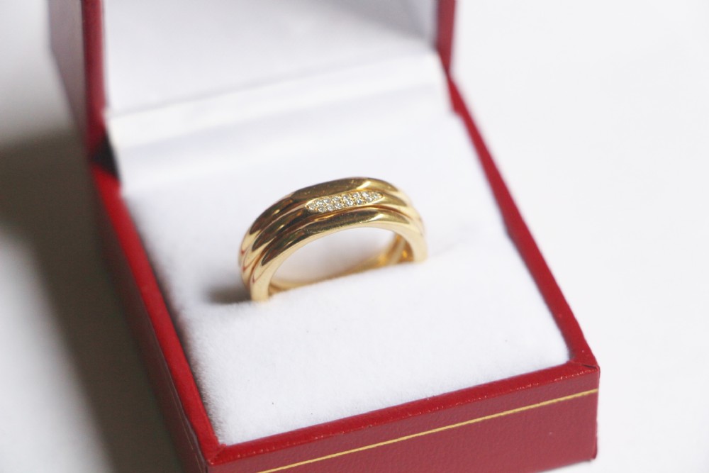 18ct heavy triple band gold diamondring